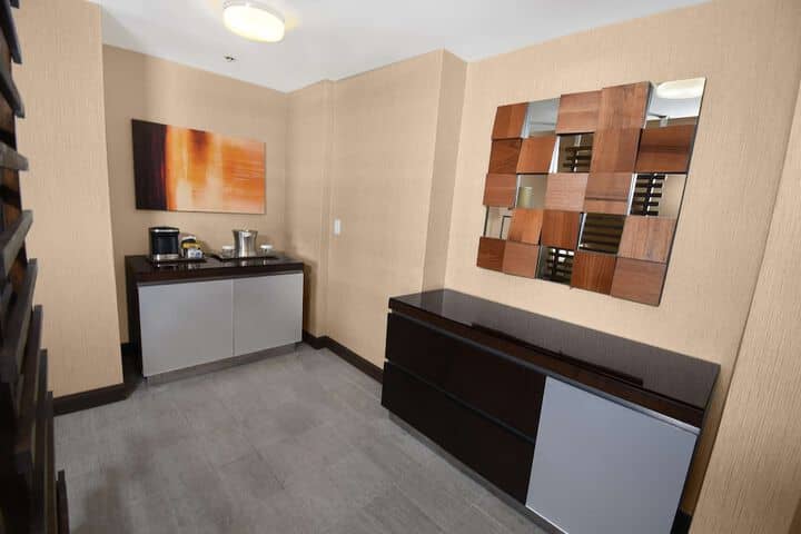 Lounge 144 of 266