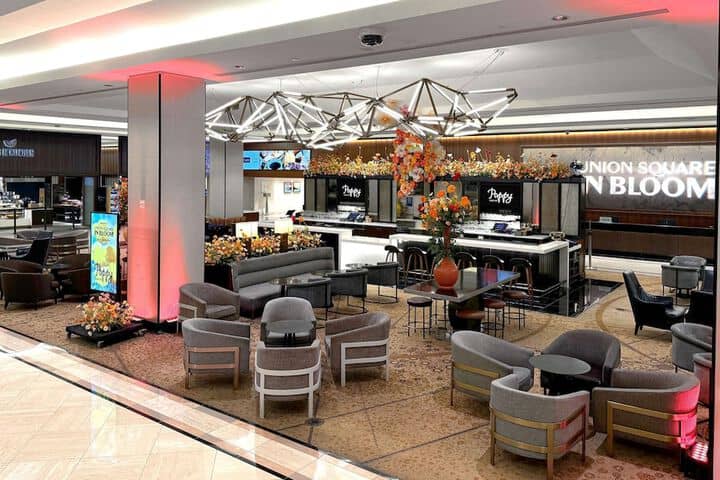 Lounge 208 of 266